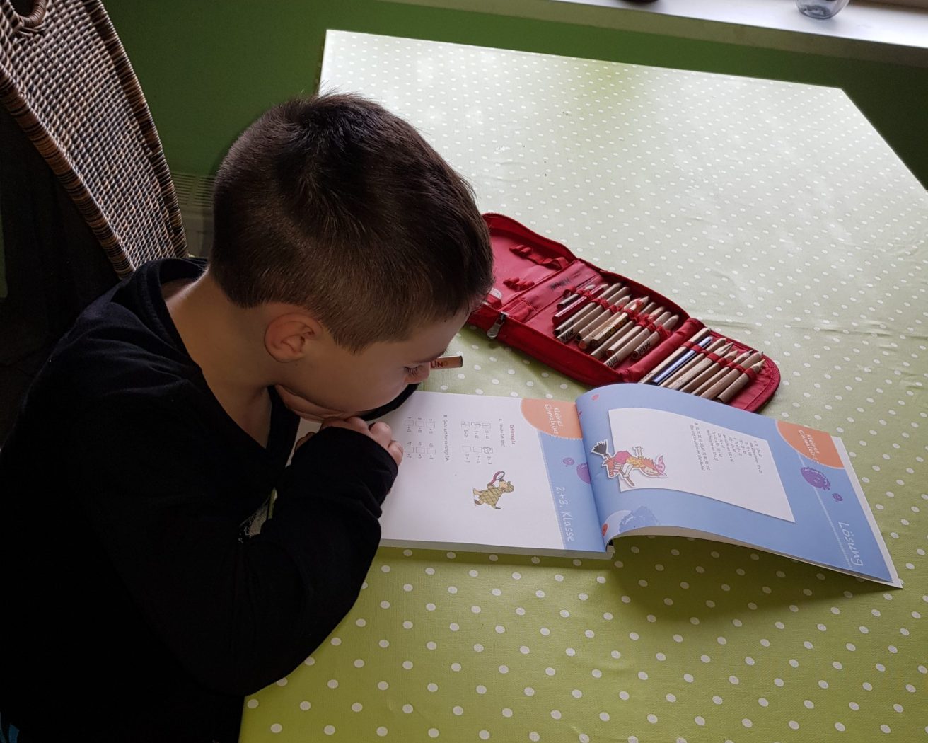 Hallo, Miguel verbringt die aktuelle Zeit mit ganz viel Basteln, Spielen alleine oder mit seinen Geschwistern oder ein bisschen Lernen für die Schule! Liebe Grüße