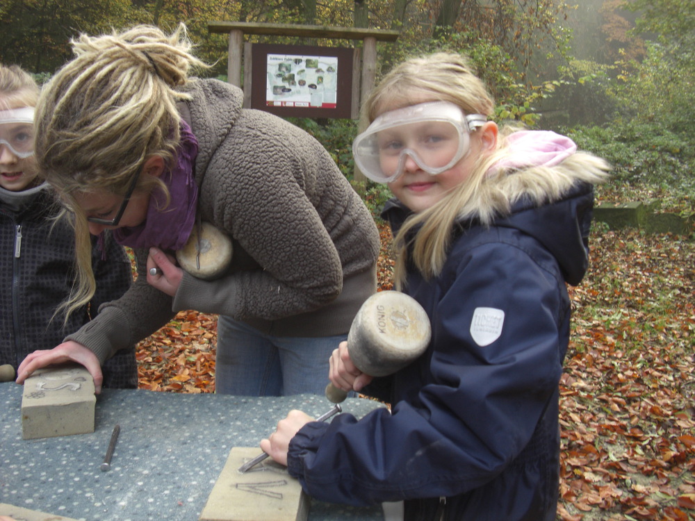 In Schlüters Kuhle arbeiteten wir unter fachkundiger Leitung als Steinmetz.  (Matilda Wilkens und Kiara Veldhoff)